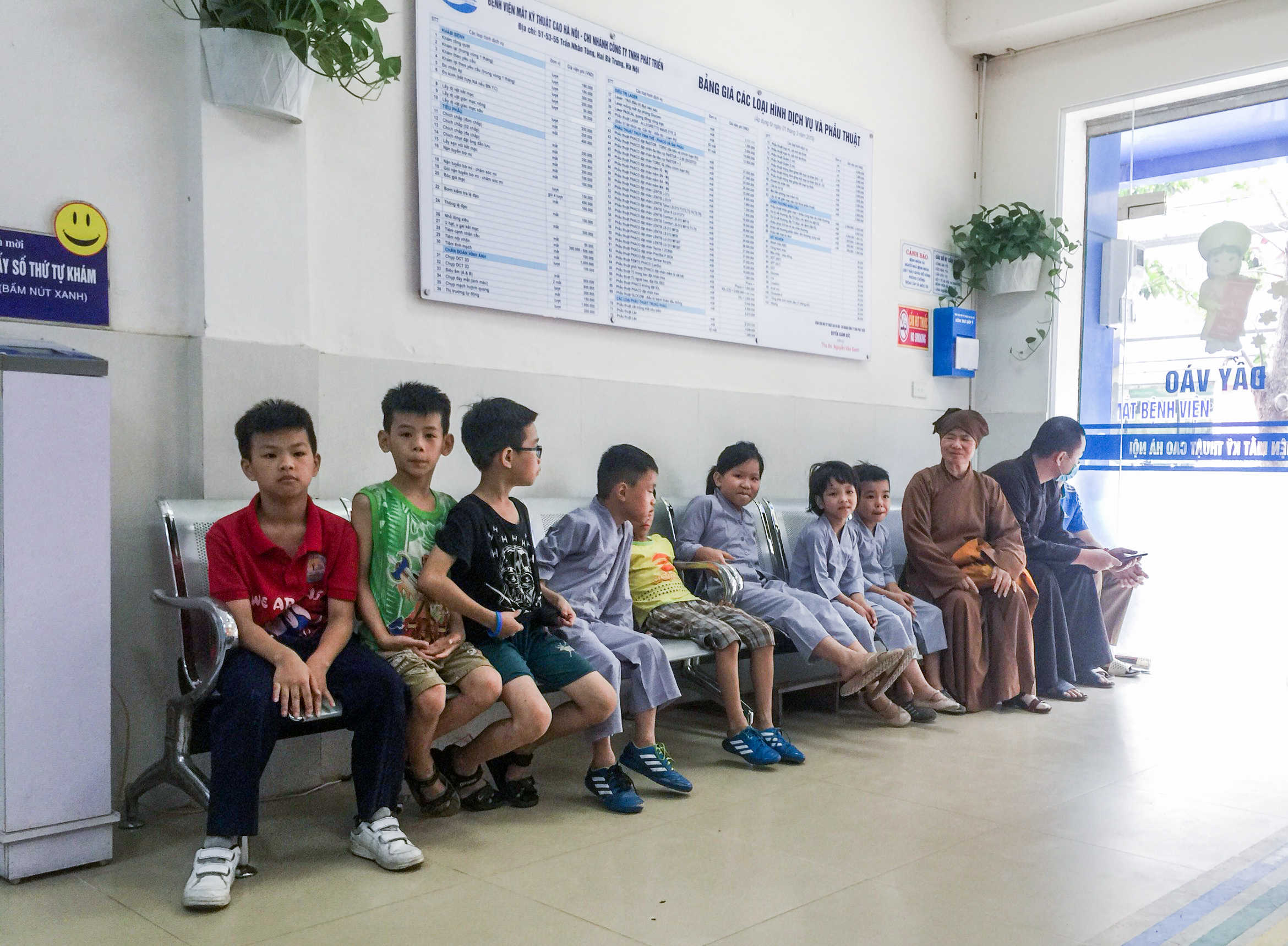 tham-kham-mat-mien-phi-cho-cac-chau-nho-mo-coi-o-chua-bo-de-long-bien-ha-noi