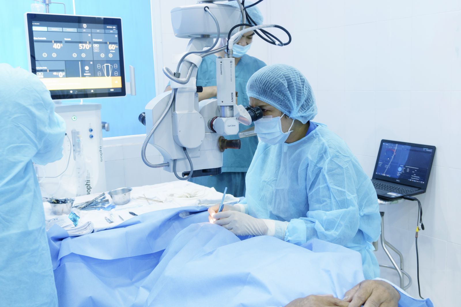 phẫu thuật phaco điều trị đục thủy tinh thể tại mắt Hitec